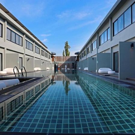 S Ratchada Leisure Hotel - Sha Plus بانكوك المظهر الخارجي الصورة The swimming pool at the hotel