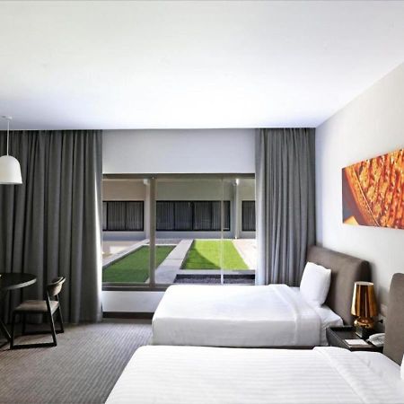 S Ratchada Leisure Hotel - Sha Plus بانكوك المظهر الخارجي الصورة A typical room at the hotel