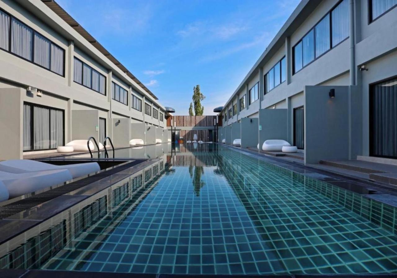 S Ratchada Leisure Hotel - Sha Plus بانكوك المظهر الخارجي الصورة The swimming pool at the hotel