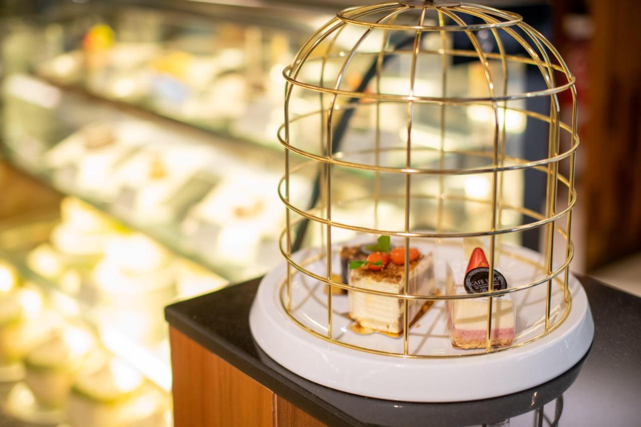 S Ratchada Leisure Hotel - Sha Plus بانكوك المظهر الخارجي الصورة A birdcage cake stand