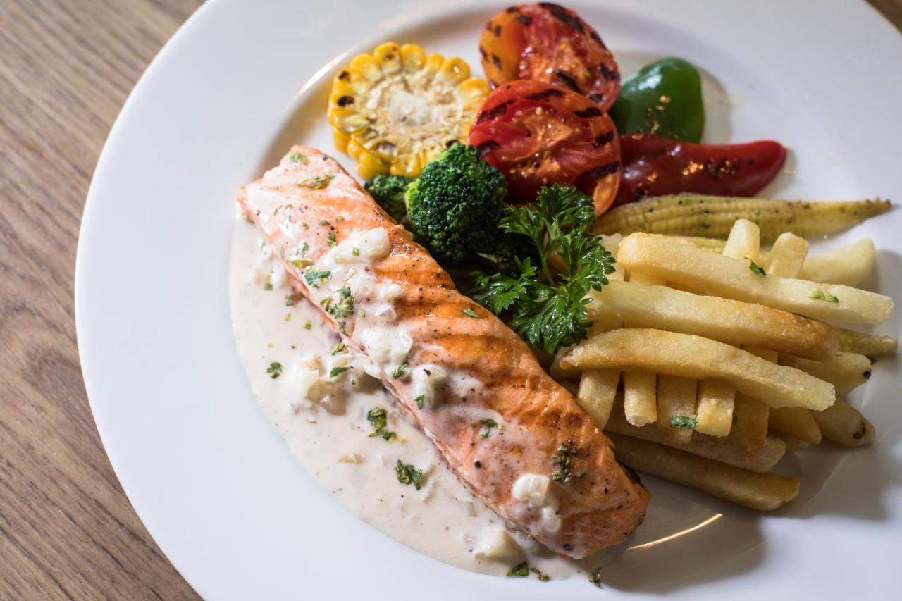 S Ratchada Leisure Hotel - Sha Plus بانكوك المظهر الخارجي الصورة Salmon steak