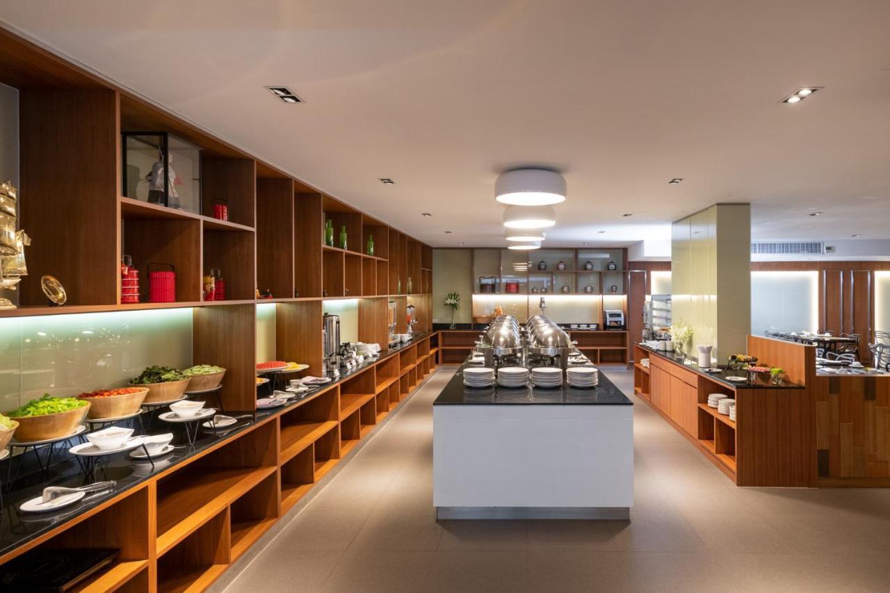 S Ratchada Leisure Hotel - Sha Plus بانكوك المظهر الخارجي الصورة The buffet at the lounge