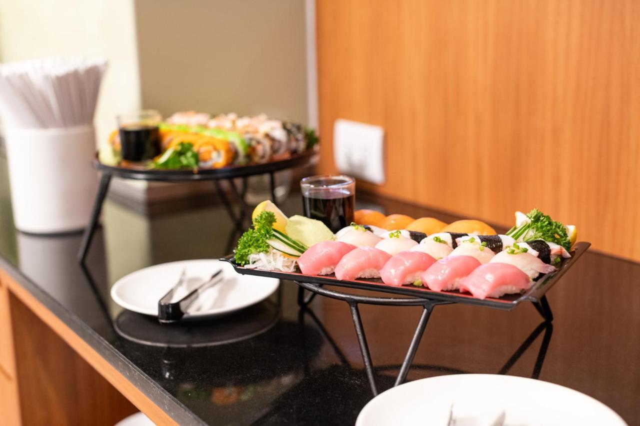 S Ratchada Leisure Hotel - Sha Plus بانكوك المظهر الخارجي الصورة Sushi at a buffet