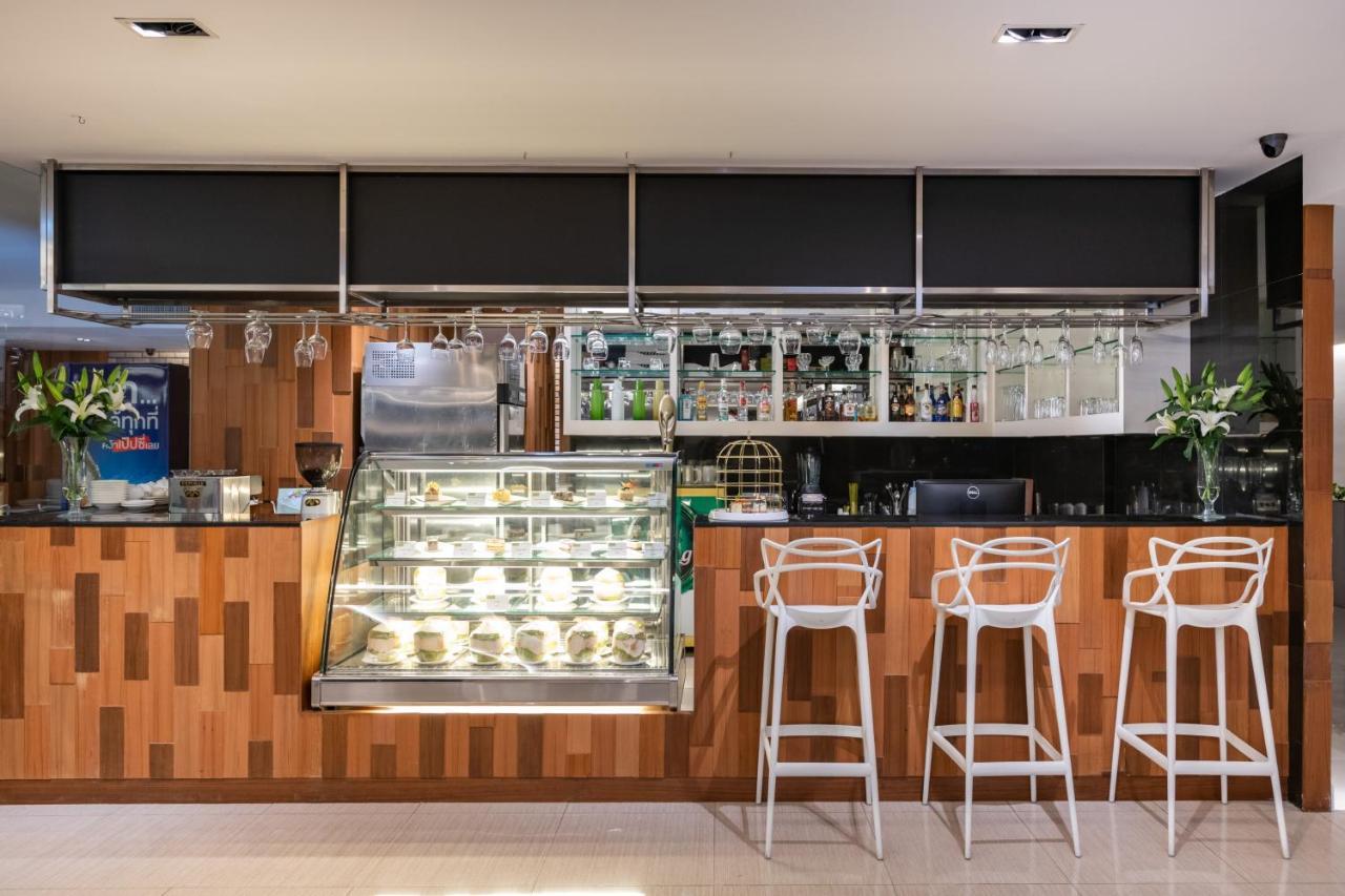 S Ratchada Leisure Hotel - Sha Plus بانكوك المظهر الخارجي الصورة A bar in a hotel