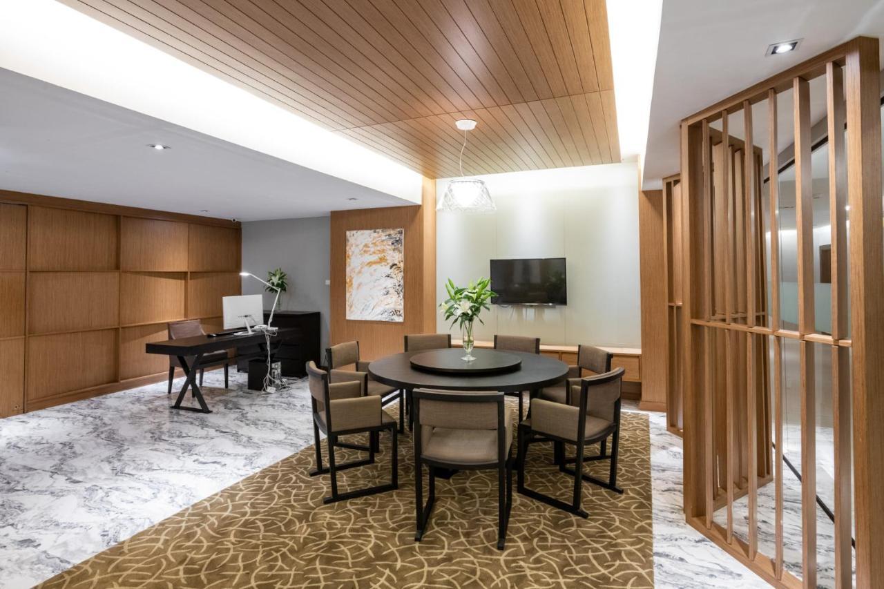 S Ratchada Leisure Hotel - Sha Plus بانكوك المظهر الخارجي الصورة The interior of the Hong Kong Club