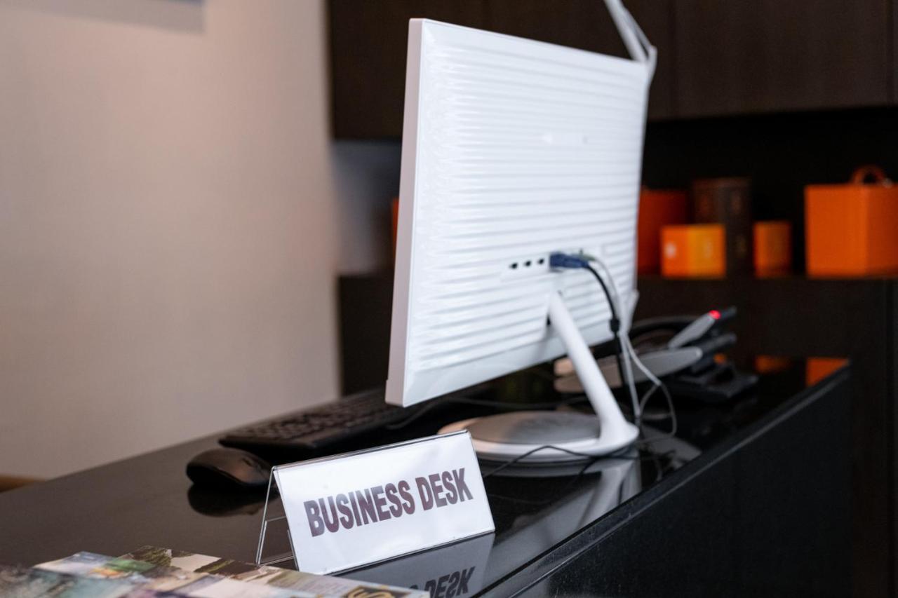 S Ratchada Leisure Hotel - Sha Plus بانكوك المظهر الخارجي الصورة A business desk at a hotel